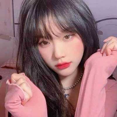 全新造型的小众女生头像