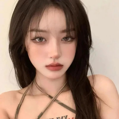 全新造型的小众女生头像