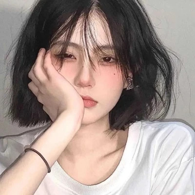 全新造型的小众女生头像
