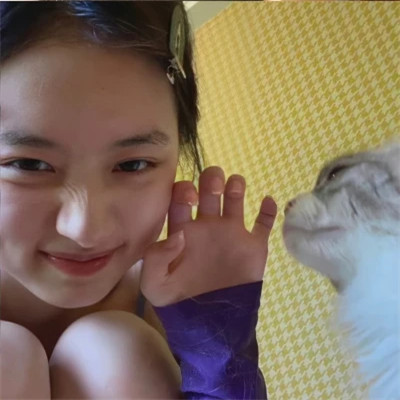全新造型的小众女生头像