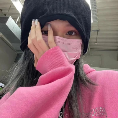 全新造型的小众女生头像