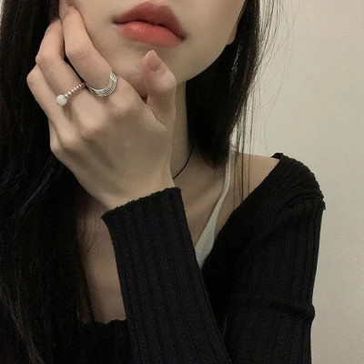全新造型的小众女生头像