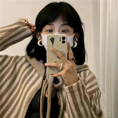 全新造型的小众女生头像