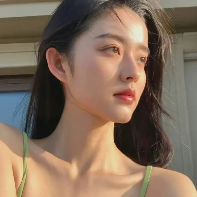 全新造型的小众女生头像