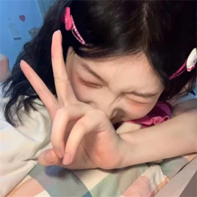 全新造型的小众女生头像