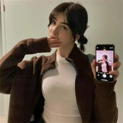 全新造型的小众女生头像