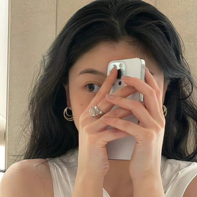 全新造型的小众女生头像