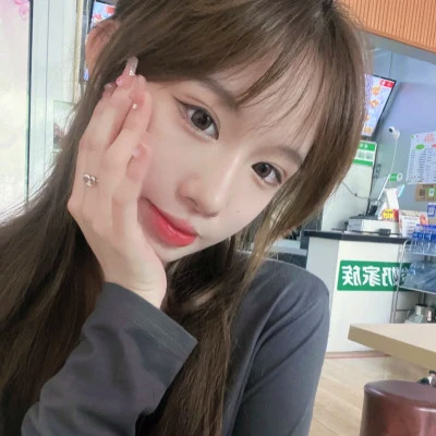 妩媚多姿的真人少女头像