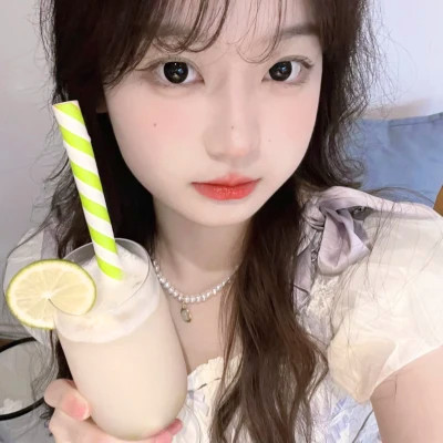 妩媚多姿的真人少女头像