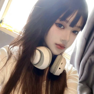 2025最新的真人女生微信头像图片