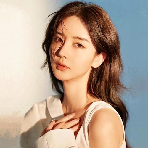 2025最新最流行的真人女生头像