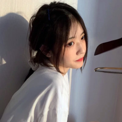 气质独特的漂亮女生头像