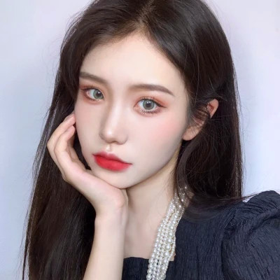 气质独特的漂亮女生头像