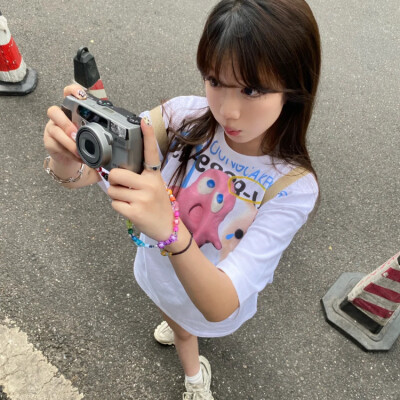 2025年新款独特而时尚女孩头像图片