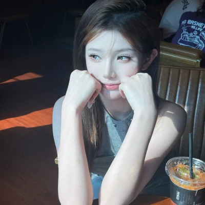2025年颜值在线的女孩头像图片