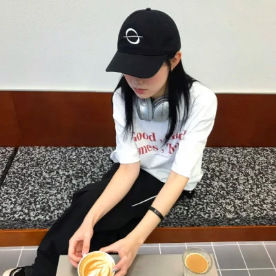 2025年个性与时尚兼备女生头像