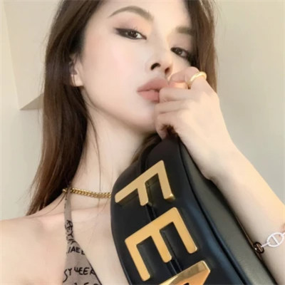 潮流感十足的2025年女生头像