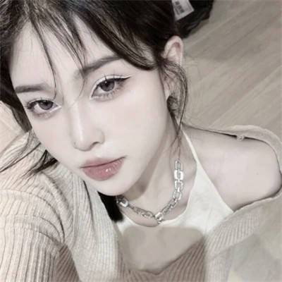 2025年简约好看的女生头像图片
