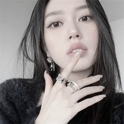 2025年简约好看的女生头像图片