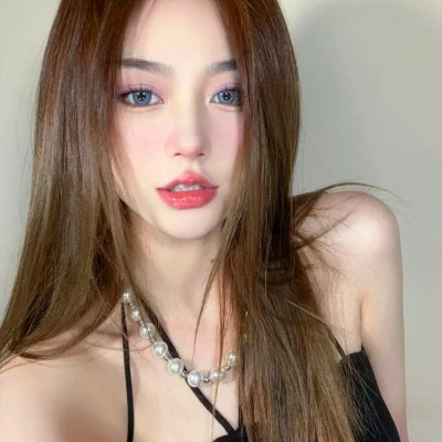 2025年简约好看的女生头像图片