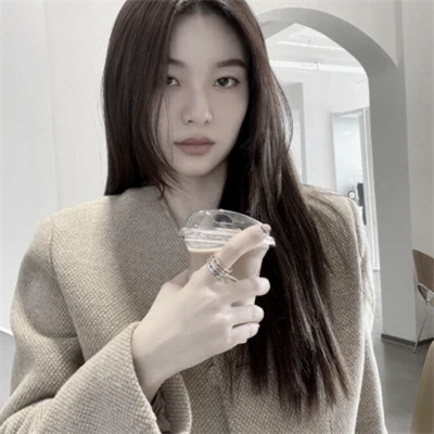 2025年简约好看的女生头像图片