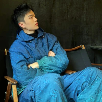 2025年最时尚的男生头像图片