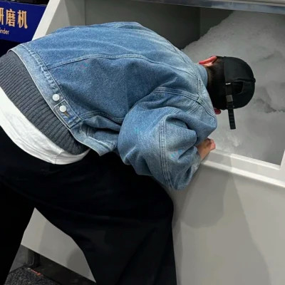 2025年最时尚的男生头像图片