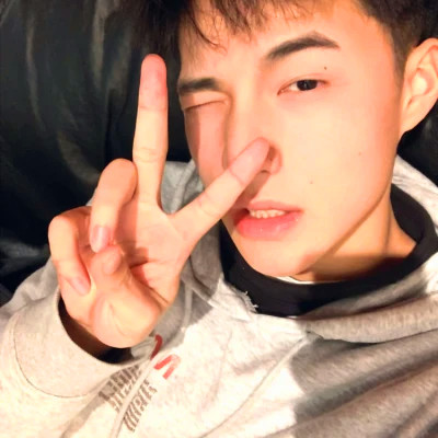 2025年最时尚的男生头像图片