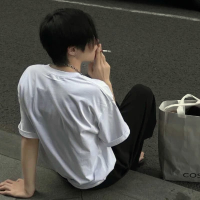 2025最新款充满活力的男生头像图片
