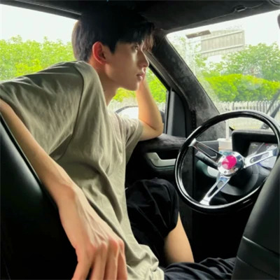 2025年新款惊艳的微信头像男