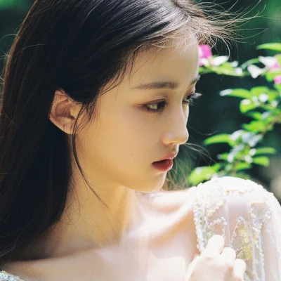 风情万种的小清新干净女生头像