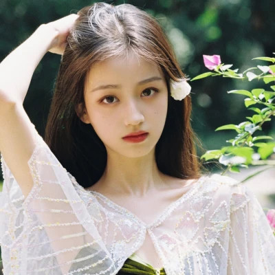 风情万种的小清新干净女生头像