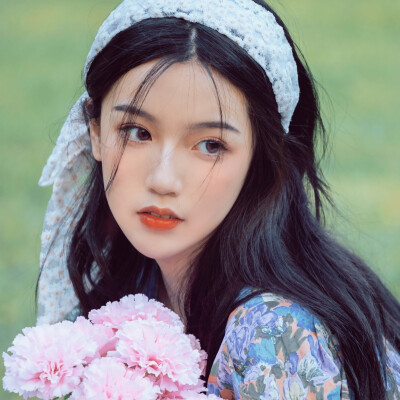 风情万种的小清新干净女生头像