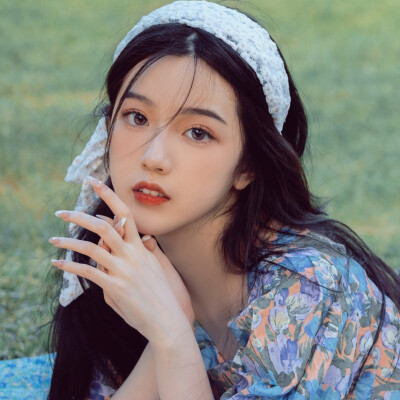 风情万种的小清新干净女生头像