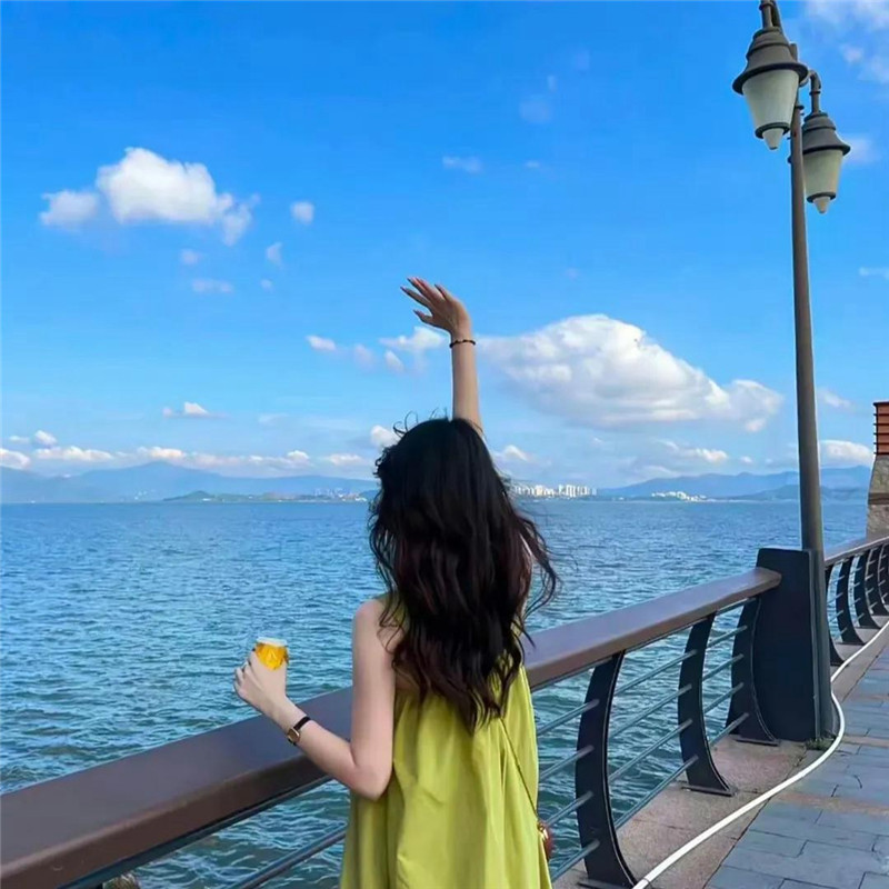 自由感背影女生头像图片