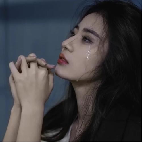 女生头像伤感流泪图片