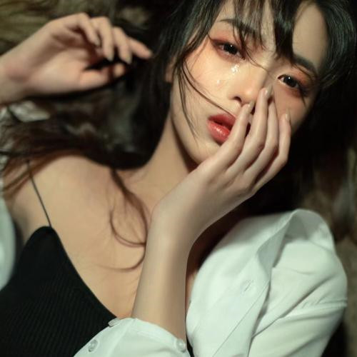 女生头像伤感流泪图片