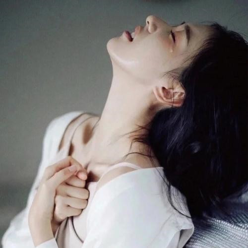 女生头像伤感流泪图片