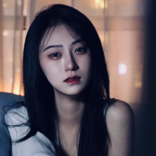 女生头像伤感流泪图片