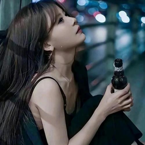 2025孤独照片女生头像