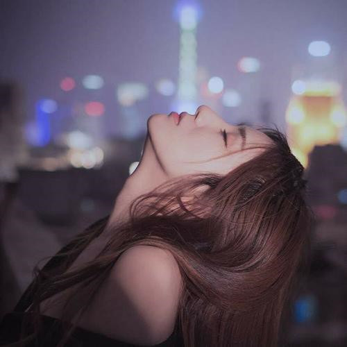 2025孤独照片女生头像