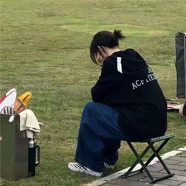 酒脱女生自由感头像真人