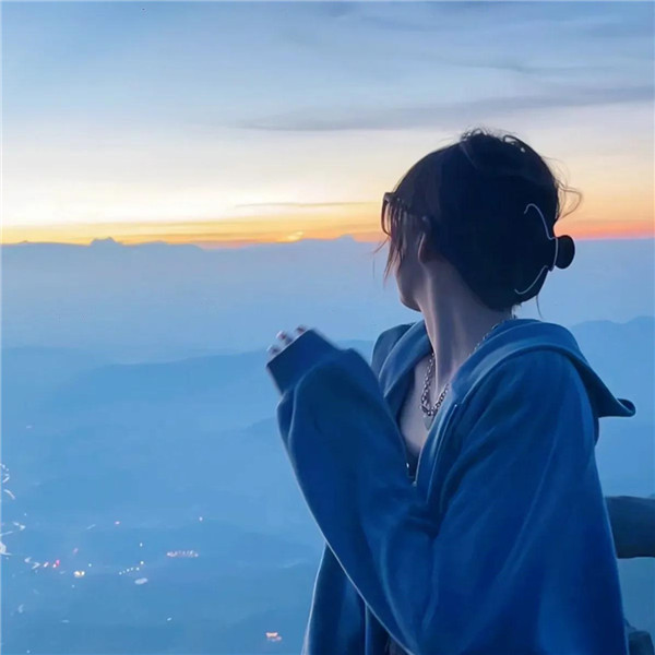 酒脱女生自由感头像真人