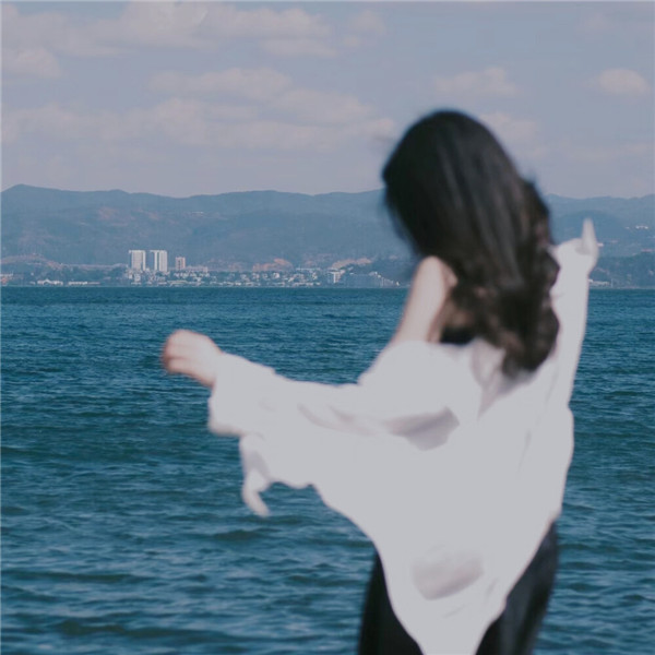 氛围感炸裂的背影女生头像图片