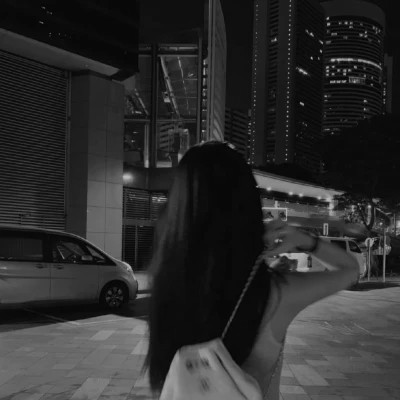 女图背影唯美头像黑白