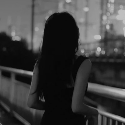 女图背影唯美头像黑白