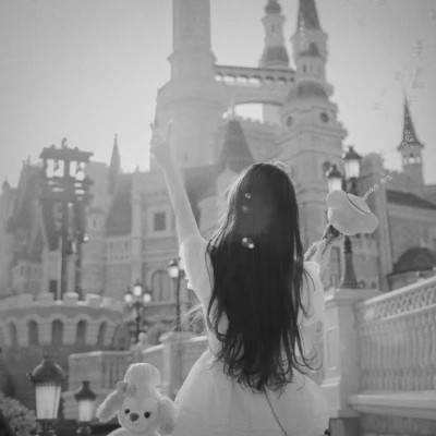 女图背影唯美头像黑白