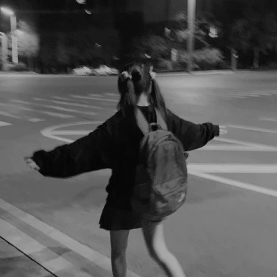 女图背影唯美头像黑白