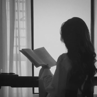 黑色高级感女生头像背影