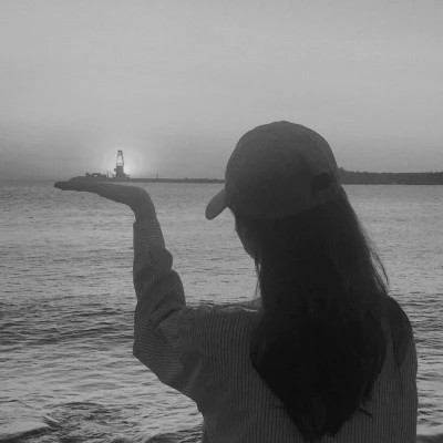 高级感黑白背影女生头像